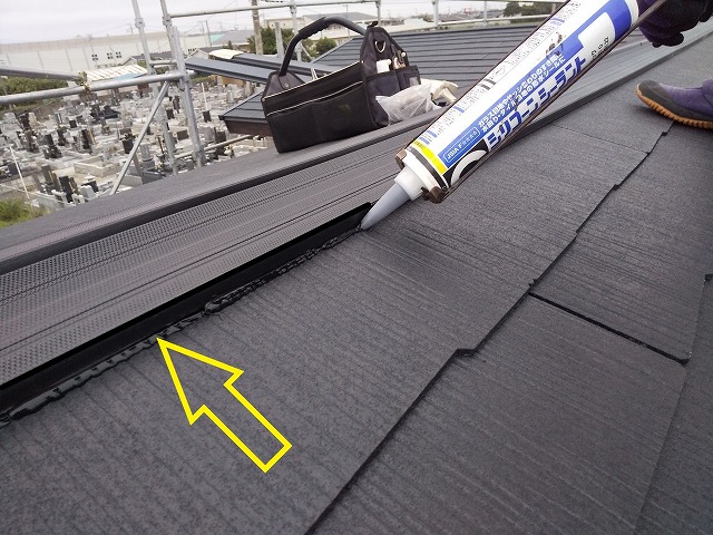 下地材の下にコーキング