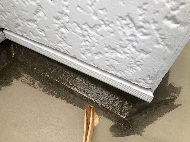 ベランダFRP防水工事で立ち上がりへのプライマー塗布
