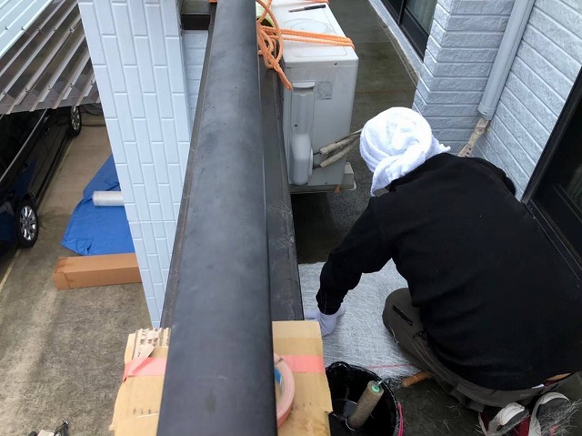 FRP防水メンテナンスでガラス繊維マットを床面に敷設している様子