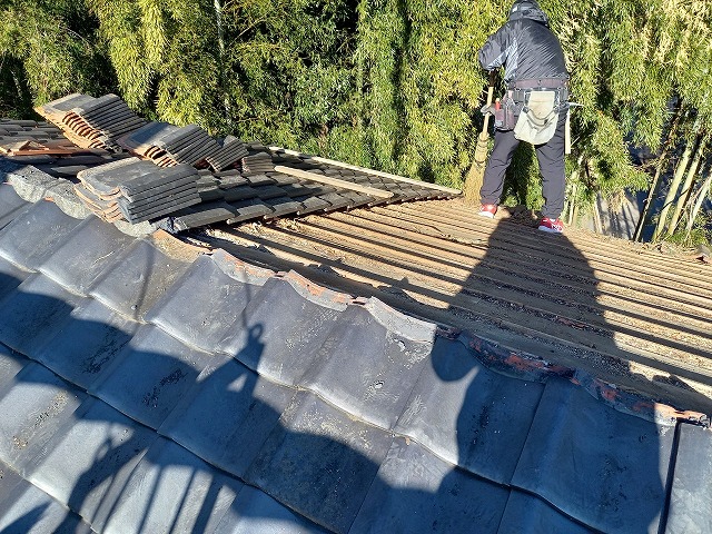 倒木による損傷を受けた住宅屋根の瓦取り外し後の清掃