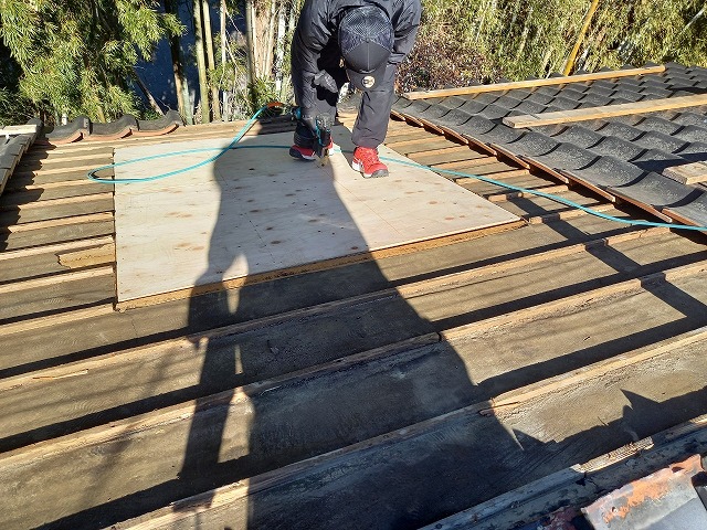 屋根葺き直し工事の損傷を受けた野地板を構造用合板で補修