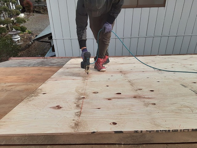 屋根葺き替え工事で既存野地板に構造用合板を釘打ち機で留め付け