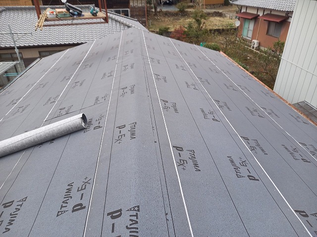 屋根葺き替え工事で改質アスファルトルーフィング「PカラーEX+(プラス)」の敷設が完了