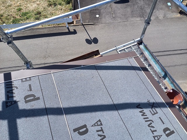 金属屋根による葺き替え工事の軒先水切りとケラバ水切りの取り付け状況