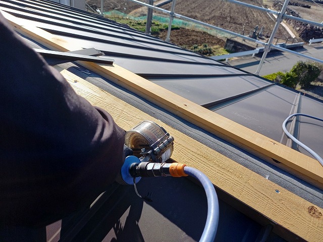 エスジーエル鋼板屋根を用いた葺き替え工事のエプロン面戸の施工