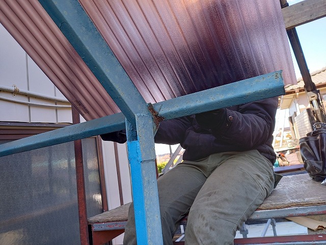 外部階段の屋根張り替え工事のポリカ波板張り施工