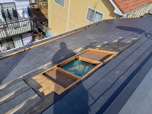 トップライトの撤去による雨漏り修理で既存トップライトを撤去した状況