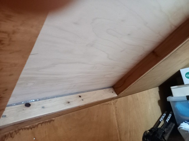 雨漏りの原因となっていたトップライトの撤去後に室内側開口部へのコーキング処理