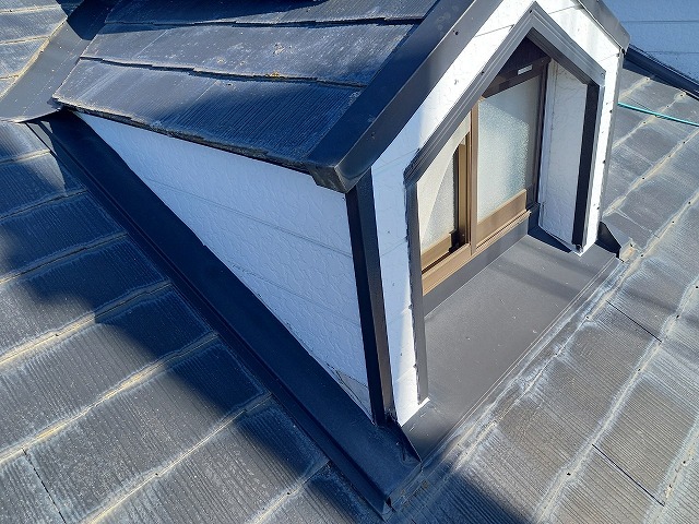 カバー工法リフォームを行うドーマー部に取り付けられている板金役物の劣化状況