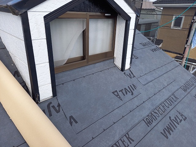 屋根カバー工法リフォームのドーマー部への防水シート敷設
