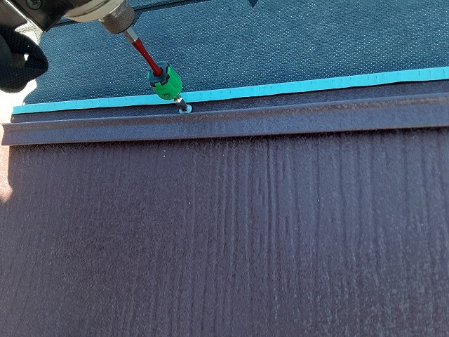 屋根カバー工法リフォームで金属屋根へのステンレスビス固定
