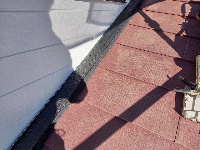 屋根カバー工法リフォームで下屋根への樹脂製貫板けと防水シーラーの取り付け