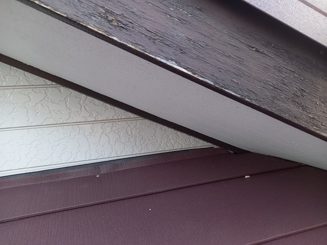 屋根カバー工法リフォームの外壁との取り合い部の金属屋根折り曲げ状況