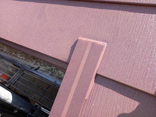 屋根カバー工法リフォームの屋根とケラバ板金との取り合い部へのコーキング処理