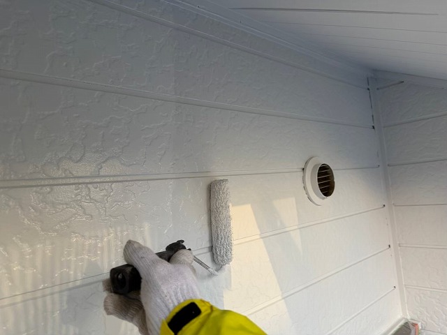 外壁塗装リフォームのエスケープレミアムシリコンを用いた上塗りの様子