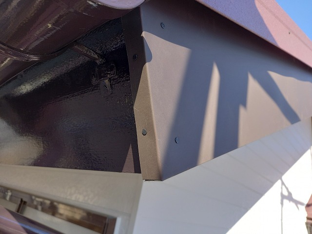 外壁塗装リフォームの破風板へのガルバリウム鋼板巻き端部納まり