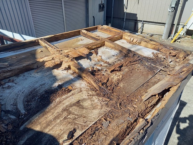シャッターゲート屋根葺き替え工事の野地板劣化状況