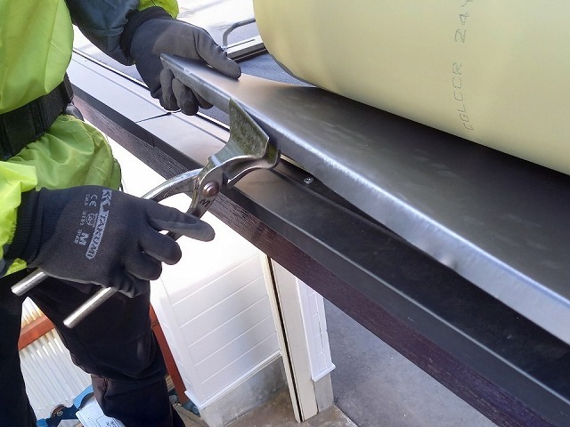 シャッターゲートの屋根葺き替え工事で使用するガルバリウム鋼板の折り曲げ