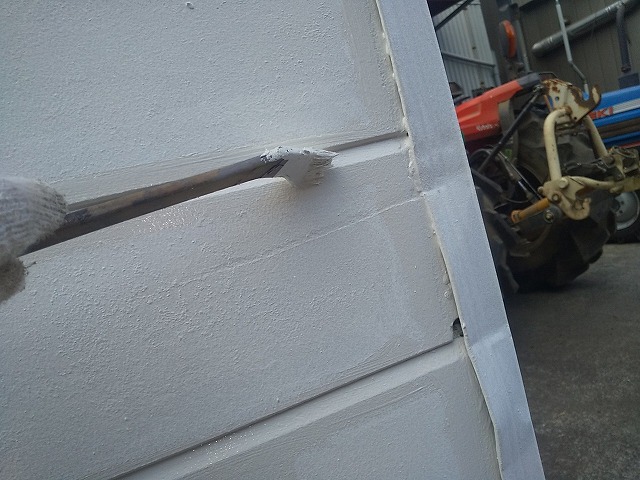 シャッターゲート外壁塗装工事でコーナー役物取り合い部への下塗り施工