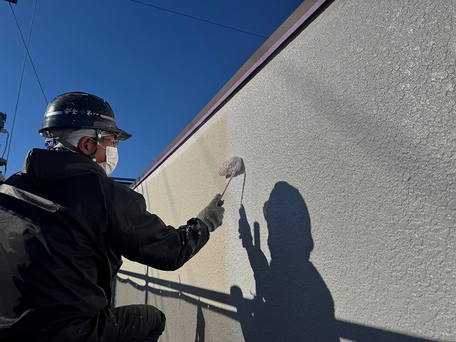 ALC外壁塗装リフォームのプレミアムフィラーによるローラー下塗り