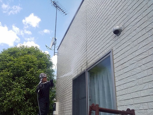 折板屋根塗装工事で外壁に付着した汚れなどを落とす高圧洗浄