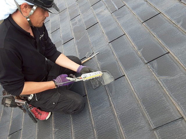 強風時に割れが生じた屋根にコーキング材を打設