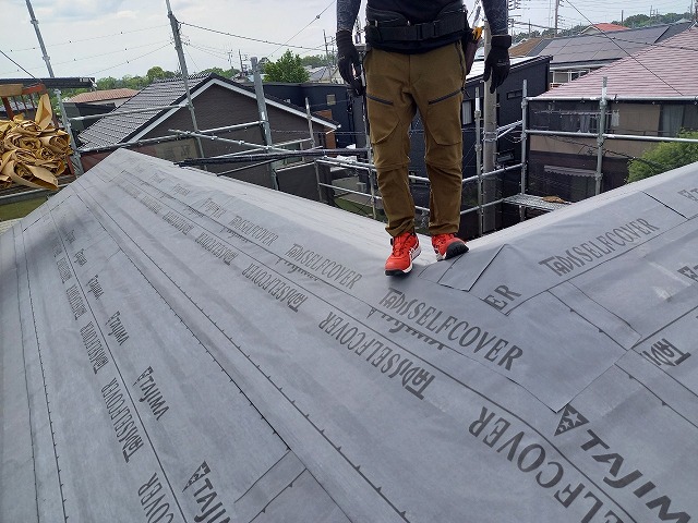 屋根カバー工事の粘着式改質アスファルトルーフィング敷設状況