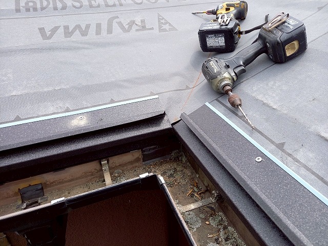 屋根カバー工事で軒先水切り役物をステンレスビスで固定