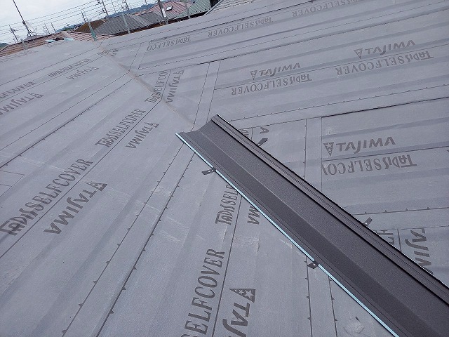 屋根カバー工事で谷樋の取り付けが完了