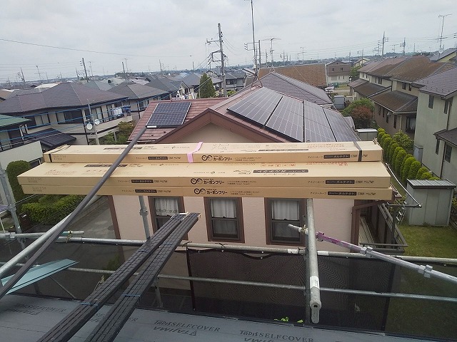 屋根カバー工事で使用するスーパーガルテクトの搬入完了状況