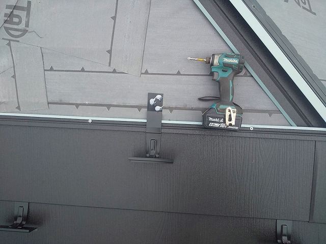 屋根カバー工事の雪止め金具取り付けとビス頭コーキング処理