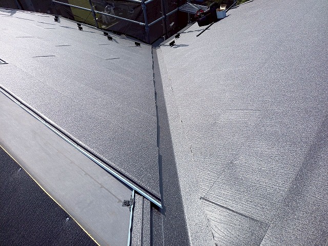 屋根カバー工事のエスジーエル鋼板屋根「スーパーガルテクト」の谷部納まり