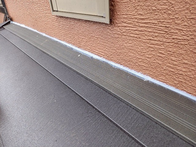 屋根カバー工事で壁押え部材の下地材を取り付けた状況