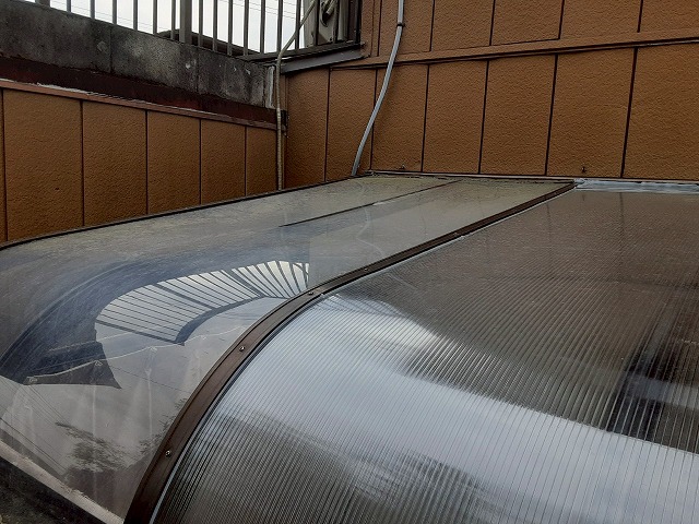 落雪で破損したサンルームポリカ屋根を仮の板材で応急処置