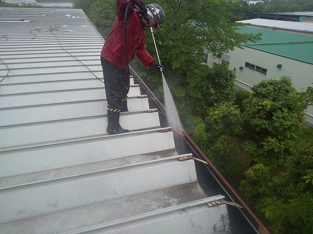 工場建物雨樋メンテナンスで高圧洗浄を行った雨樋の様子