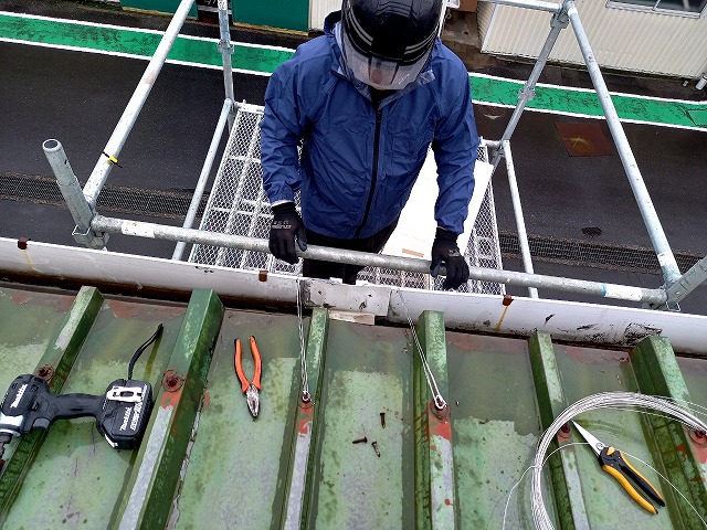勾配不良が生じている雨樋補修で既存雨樋とボルトの固定が完了