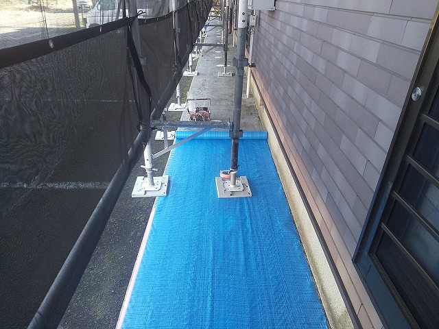 アパートタイル外壁塗装リフォームの犬走りへの養生