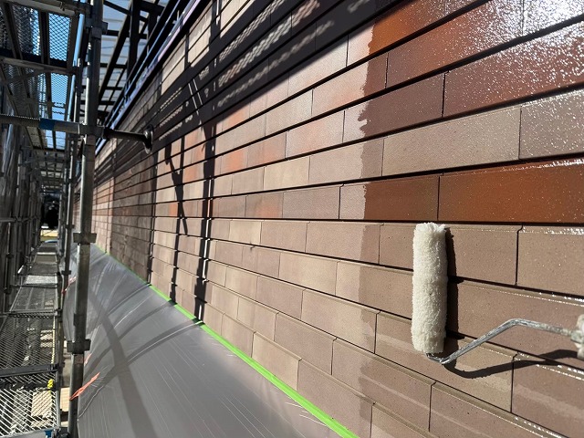 アパート建物タイル外壁塗装リフォームの「タイルフレッシュ」を用いた1回目塗装