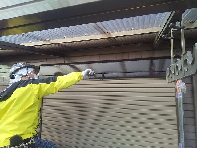 アパート建物塗装リフォームの鉄部用塗料を用いたシャッターボックスへの1回目塗布