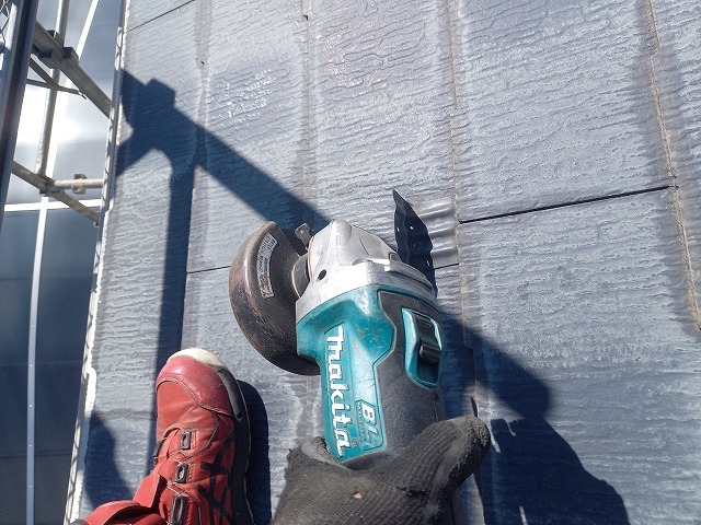 屋根カバー工法リフォームの雪止め金具の撤去が完了した状況