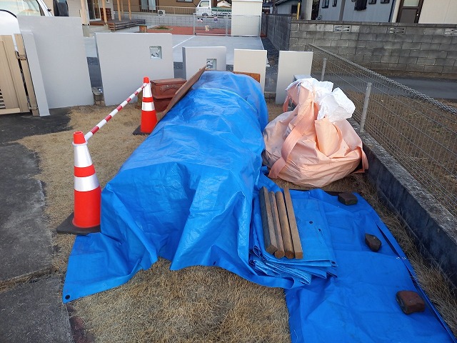 屋根カバー工法リフォームで使用する「スーパーガルテクト」の搬入と雨養生