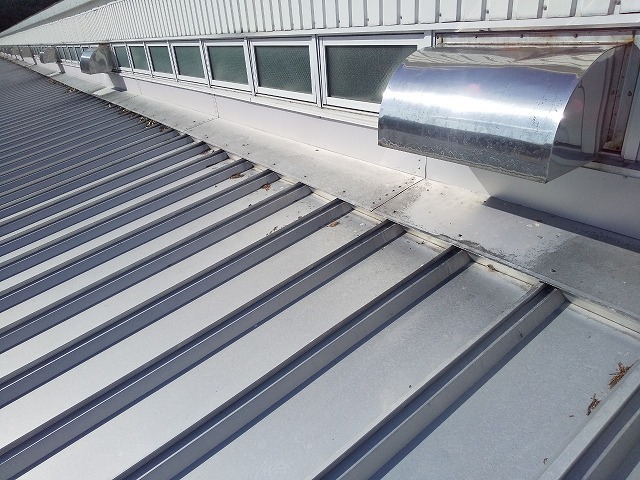 工場の金属屋根の形状