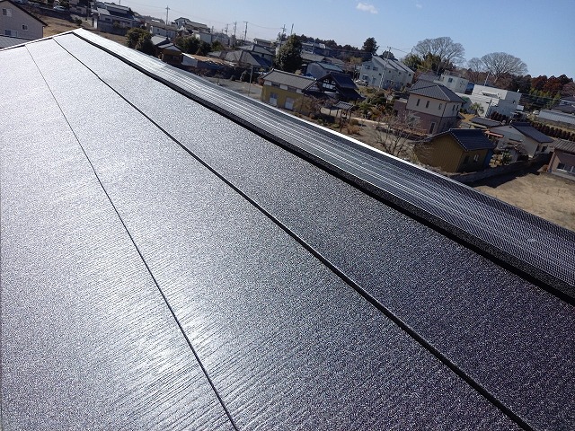 屋根カバー工法リフォームで樹脂製貫体の取り付けが完了した状況