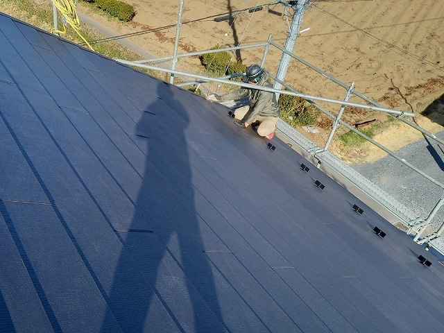 屋根カバー工法リフォームのタッチアップ補修工程