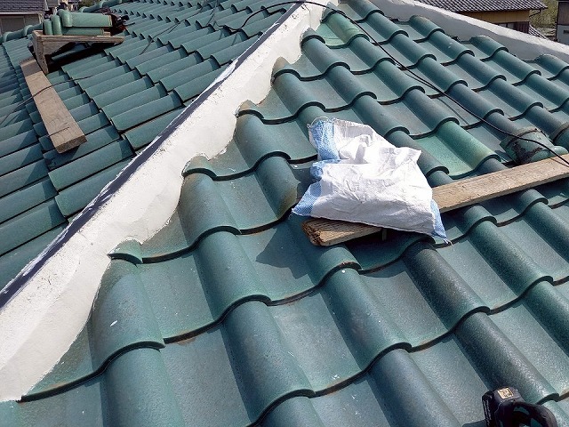 屋根棟瓦取り直し工事の漆喰塗り固めによる土台部構築