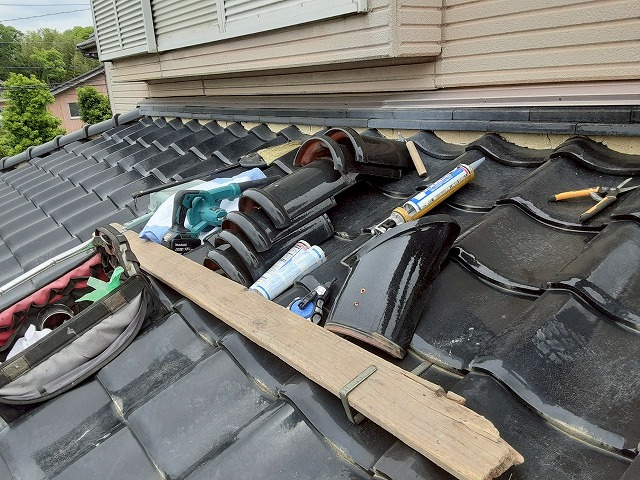 住宅下屋根の棟取り直し工事の取り外した冠瓦の仮置き状況