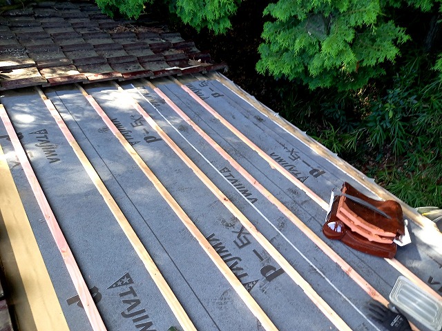 屋根葺き直し工事で瓦桟の取り付けが完了