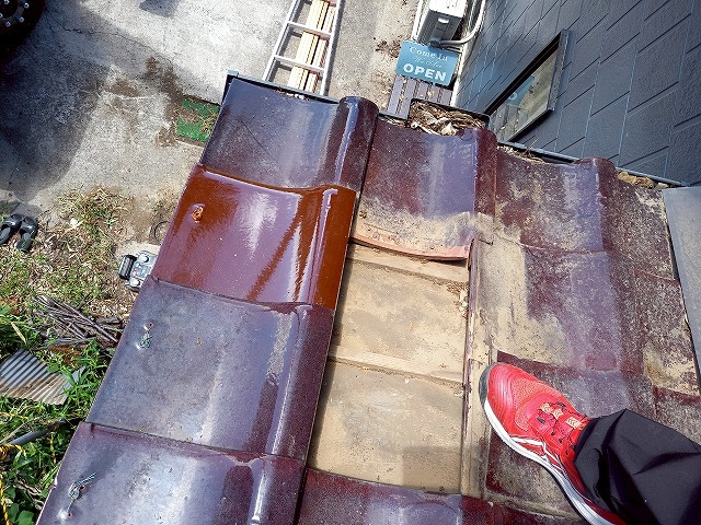 下屋根部の瓦差し替え補修のケラバ瓦設置状況