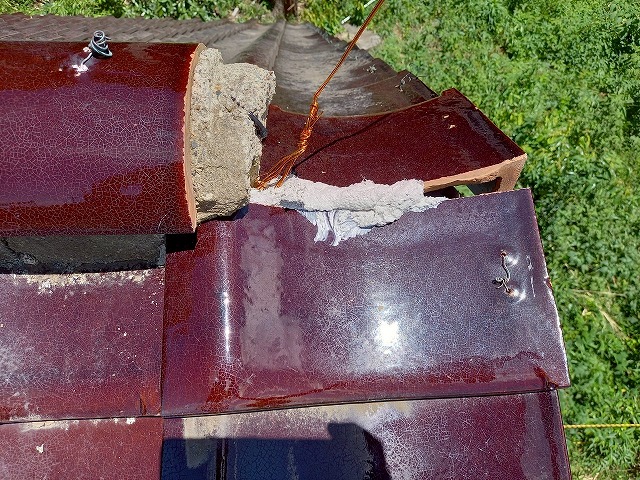 店舗建物屋根のズレていた瓦材を漆喰材で固定