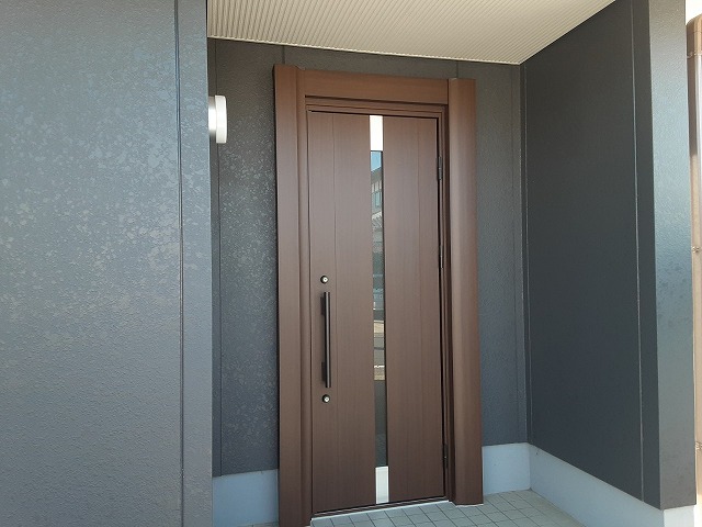 住宅玄関ドアカバー工法リフォームで新規玄関ドアの取り付けが完了